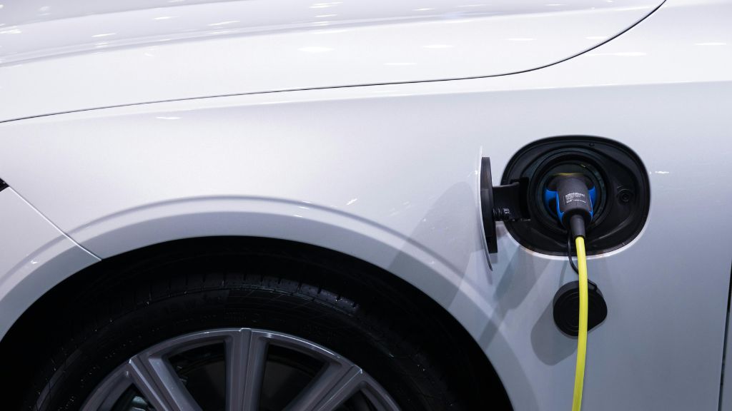 electric vehicle motor vs gas engine