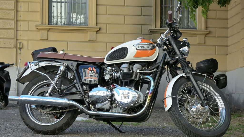 Triumph Bonneville T40 vs Royal Enfield Meteor 350 2026